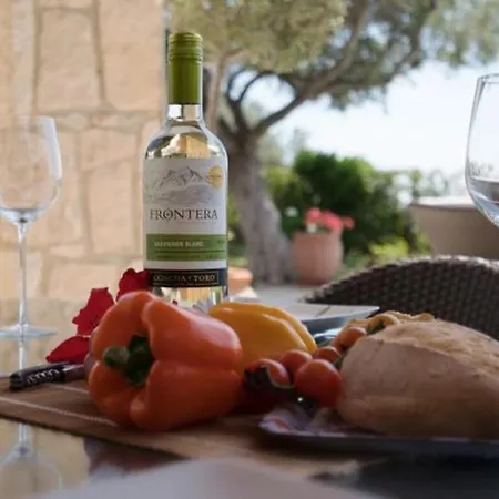 “enjoy The Holiday Of A Lifetime While Staying In This Villa” Calantha فيلة